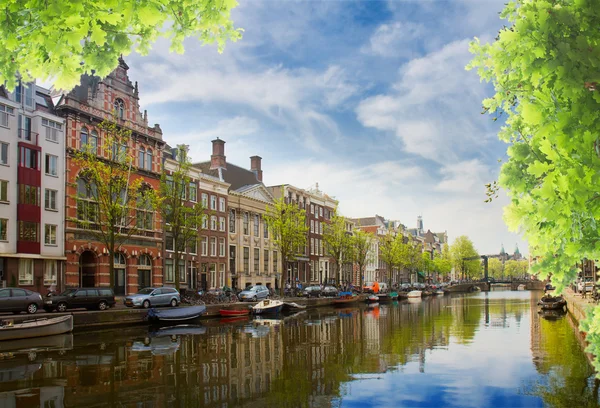 Amsterdam, Hollanda ve sakin kanallardan biri — Stok fotoğraf