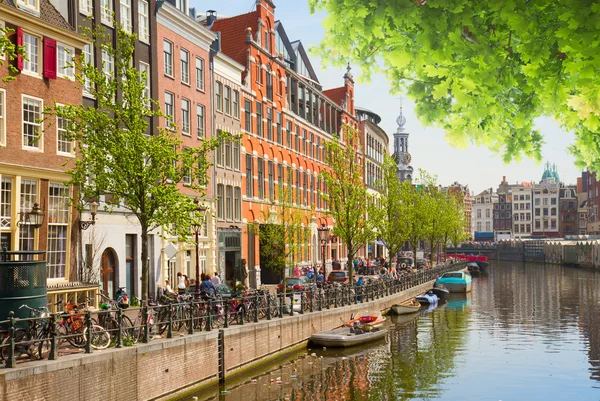 En av kanalerna i Amsterdam, Holland — Stockfoto