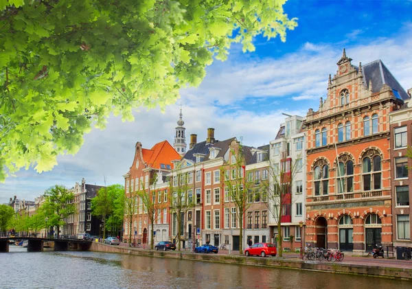 En av kanalerna i Amsterdam, Holland — Stockfoto