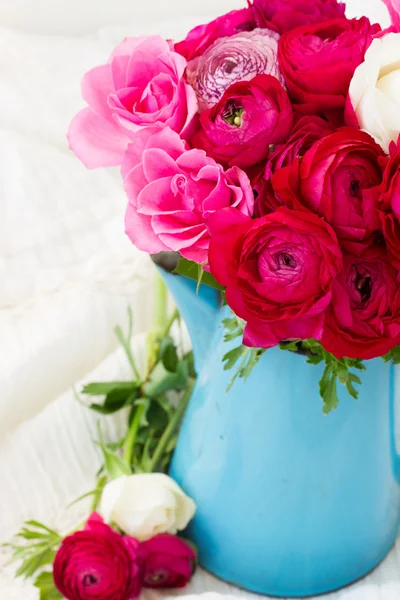 Букет розовых цветков ранункула — стоковое фото