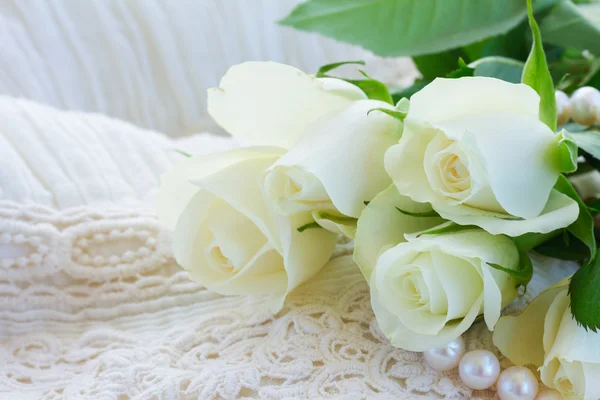 Rosas rosadas y naranjas con encaje — Foto de Stock