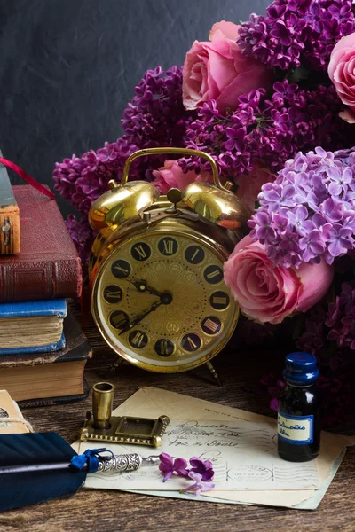 Reloj antiguo con pila de correo —  Fotos de Stock