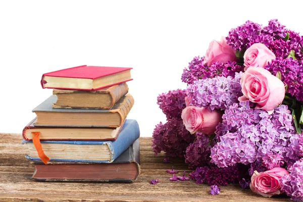 Pila de libros con reloj — Foto de Stock