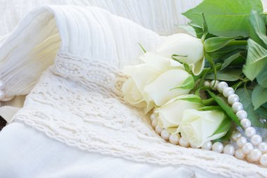 dantel ile pembe ve turuncu gül