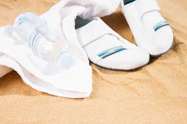 Λευκά αθλητικά παπούτσια σας στην άμμο — Φωτογραφία Αρχείου