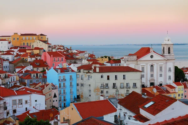 Вид Alfama, Lisbon, Portugal — стоковое фото