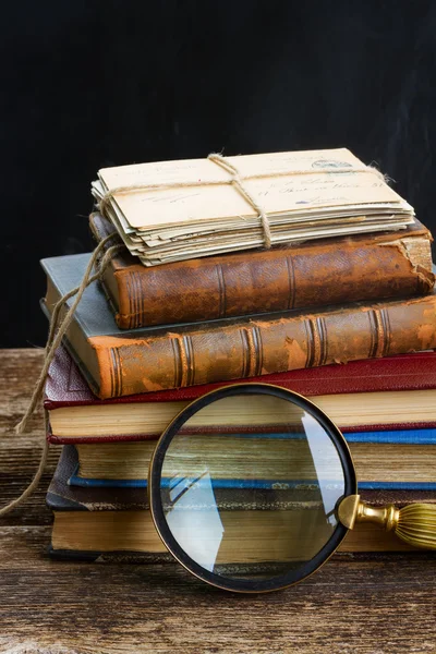 Bücherstapel mit Schauglas — Stockfoto