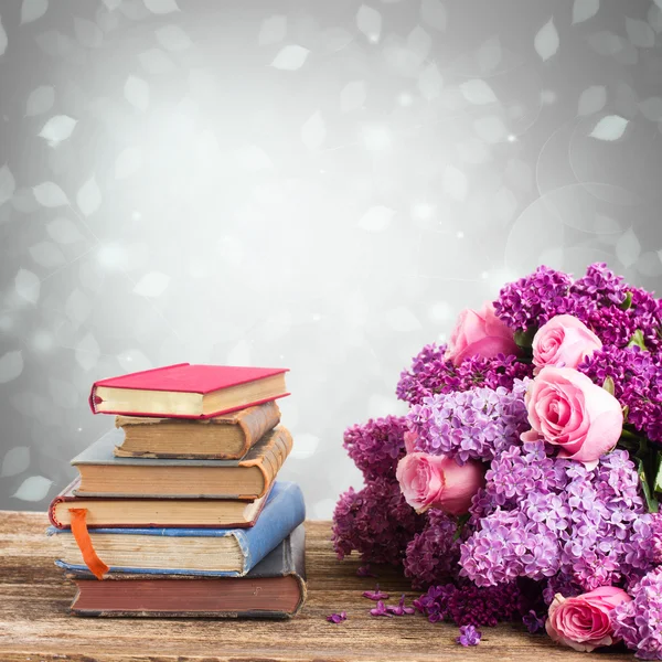 Bücherstapel mit Uhr — Stockfoto