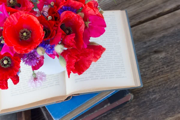 Mucchio di vecchi libri — Foto Stock