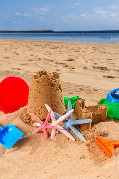 Castello di sabbia sulla spiaggia — Foto Stock