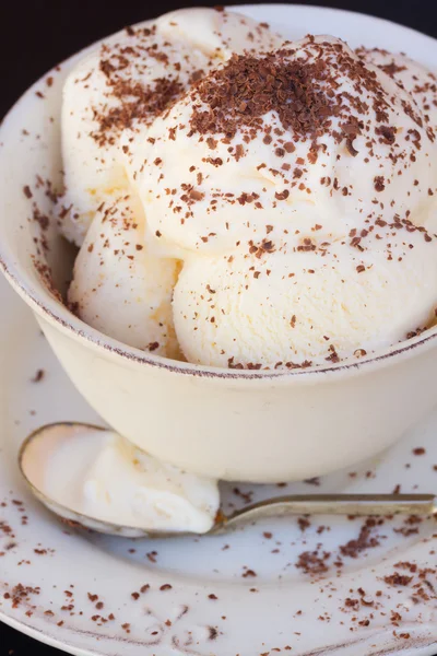 초콜릿을 곁들인 바닐라 아이스크림 — 스톡 사진