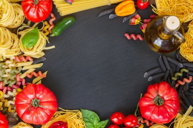 Karatahtaya katılmış çiğ makarna.