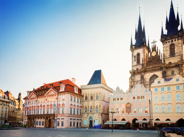 Plaza del casco antiguo con ayuntamiento de Praga — Foto de Stock