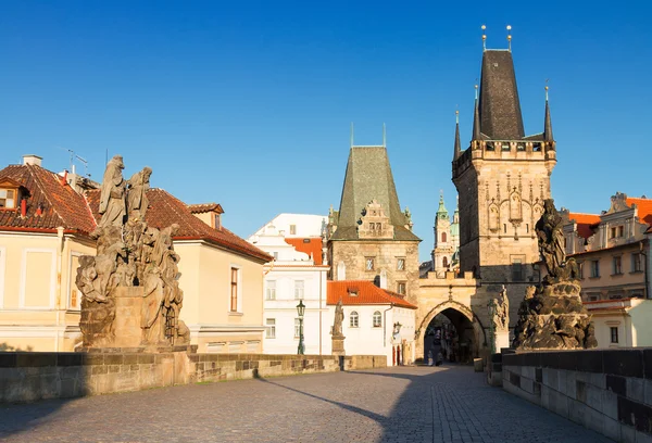 Utfärda utegångsförbud för står hög och Karlsbron i Prag — Stockfoto