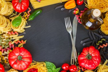 Karatahtaya katılmış çiğ makarna.