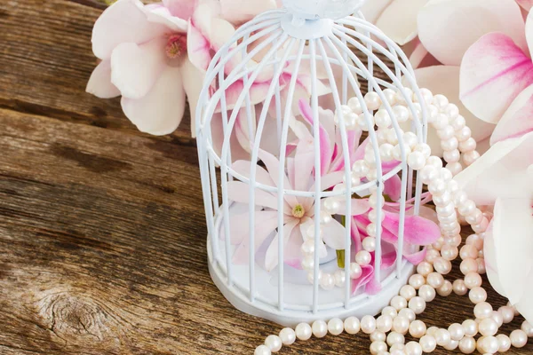 木製のテーブルの上に真珠とマグノリアの花 — ストック写真