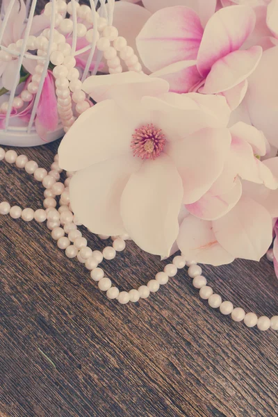 Magnolia flori cu perle pe masa de lemn — Fotografie, imagine de stoc