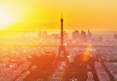Eyfel Kulesi ve Paris şehir manzarası