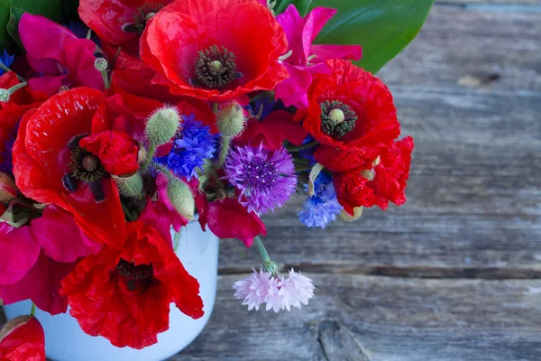 Fleurs de pavot, pois doux et maïs — Photo