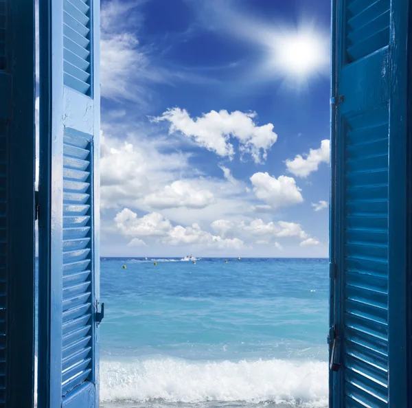 Habitación con puerta abierta al paisaje marino —  Fotos de Stock