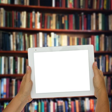  boş tablet ile arka planda Kütüphane rafları