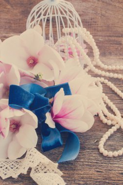 Tahta masada incili manolya çiçekleri.