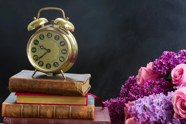 Pile of books with clock — Stock Photo, Image