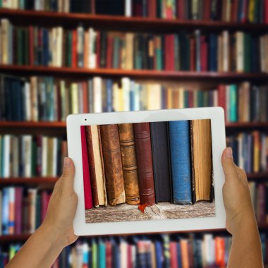 arka planda Kütüphane rafları ile tablet