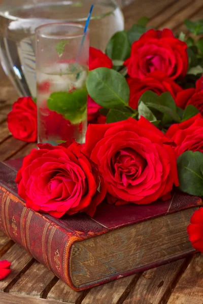 Old book with roses — Stock Photo, Image