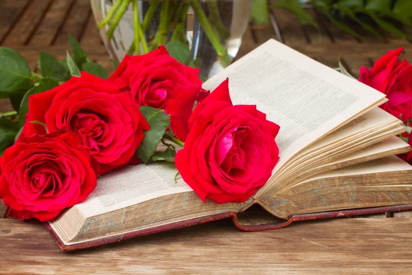 Livro velho com rosas — Fotografia de Stock