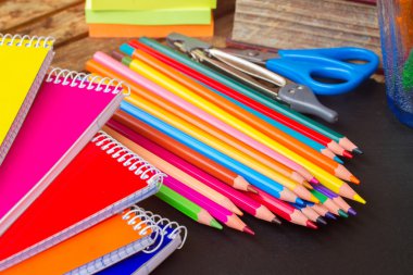 Kara tahta üzerinde renkli kalem kümesi