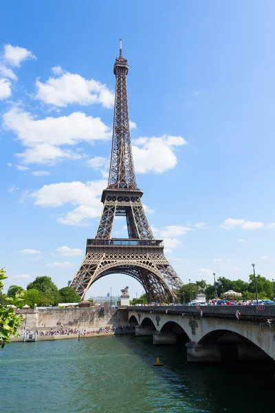 Eiffel prohlídka přes řeku Seine — Stock fotografie