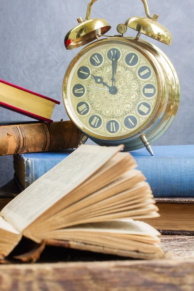 Pile of books with clock — Stock Photo, Image