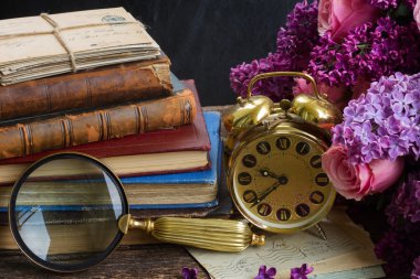 yığın kitap ile masa saati