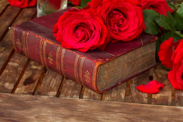 Gammal bok med rosor — Stockfoto