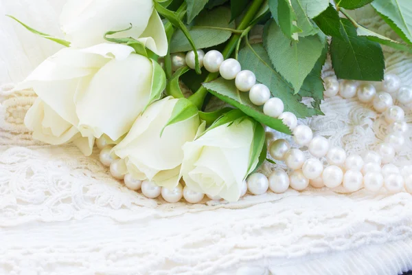 Rosas rosadas y naranjas con encaje — Foto de Stock