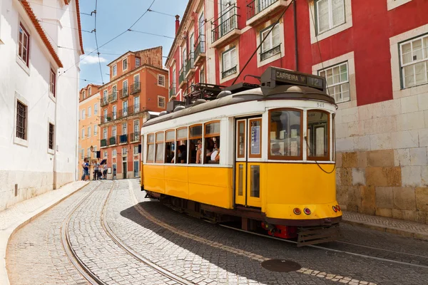 Трамвай на узкой улице Алфамы, Лиссабон — стоковое фото