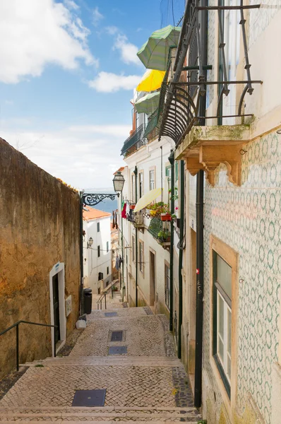 Straße in der Altstadt von Lissabon — Stockfoto