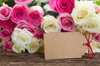 Pembe ve beyaz güller 