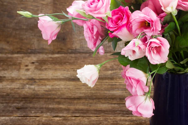 Rosa och vita rosor — Stockfoto