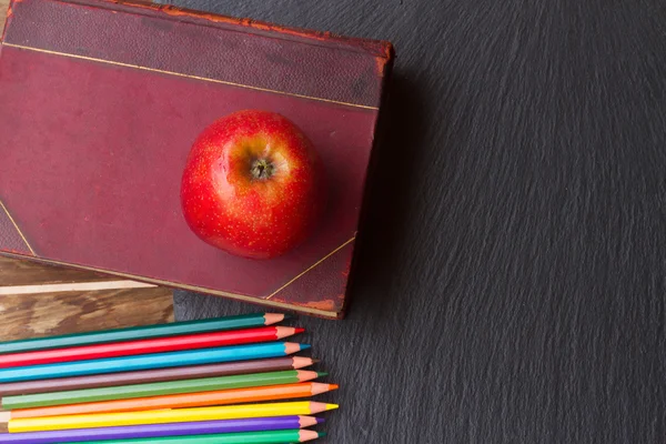 Набор красочных карандашей на черной доске — стоковое фото