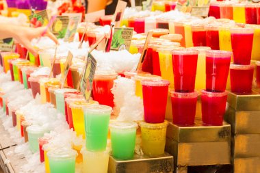Boqueria market, Barcelona üzerinde doğal juces