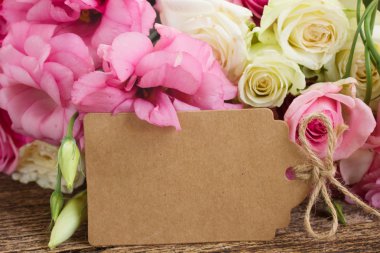 pembe ve beyaz çiçekler