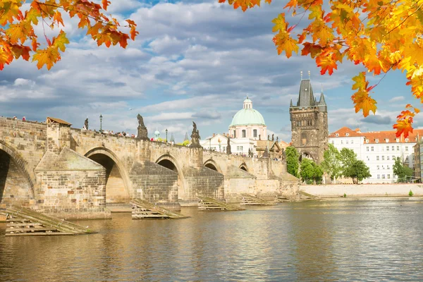 Charles bridge over river Vltava — Stock Photo, Image