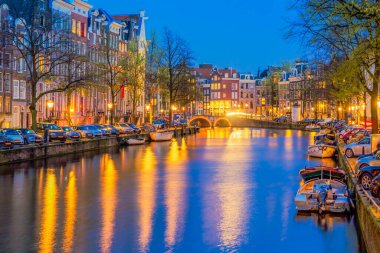 Evler ve geceleri, Amsterdam, Hollanda ışıklı kanal üzerinde köprüler