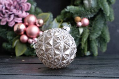 Koyu arkaplanda gümüş ve pembe süslemeler