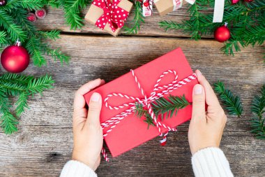 Noel hediyesi vermek ve sıfır atık konsepti - Birisi Noel hediyesi paketini sarmış