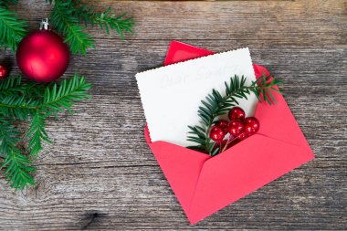 Noel hediyesi vermek ve sıfır atık konsepti - noel hediyesi kutusu, ahşap zemin sınırı, mektup için fotokopi alanı veya Noel tebrikleri