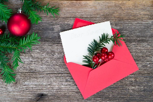 Noel hediyesi vermek ve sıfır atık konsepti - noel hediyesi kutusu, ahşap zemin sınırı, mektup için fotokopi alanı veya Noel tebrikleri