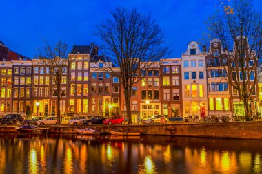 Tipik Hollanda cephe kanal evler ile gece, Amsterdam, Hollanda ışıklı yansımalar